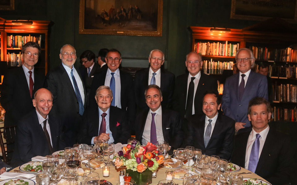 ενα-κλειστό-δείπνο-στη-νέα-υόρκη-για-ε-ε-2178354