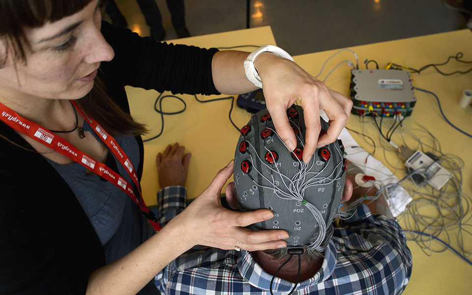 σύνδεση-εγκεφάλου-και-μυών-με-ηλεκτρό-2182632