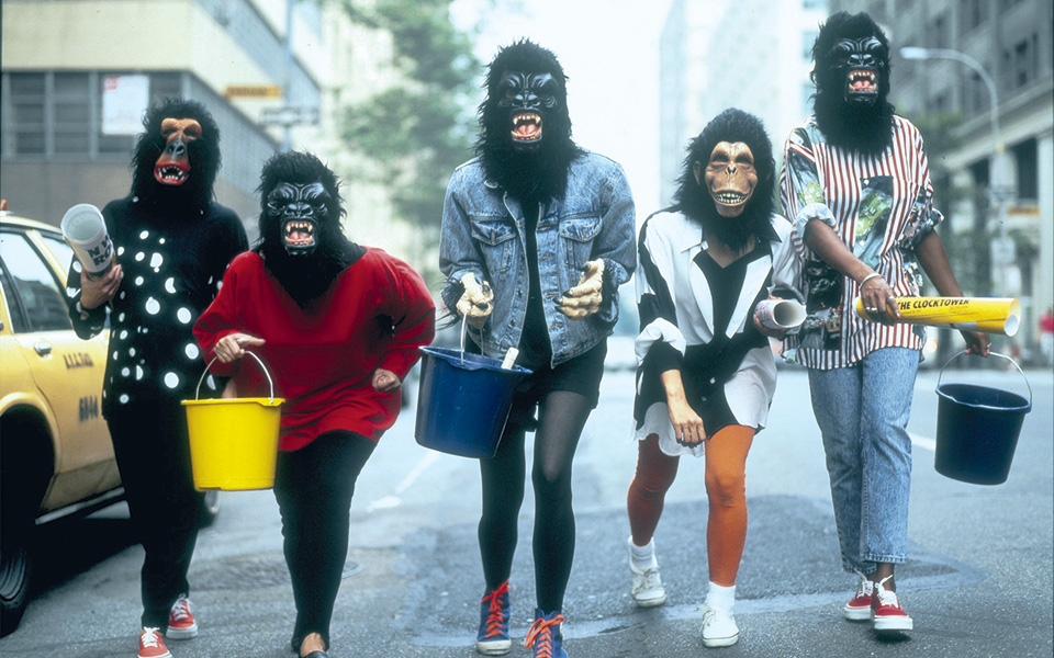 οι-guerilla-girls-εισβάλλουν-στη-στέγη-γραμμάτω-2177886