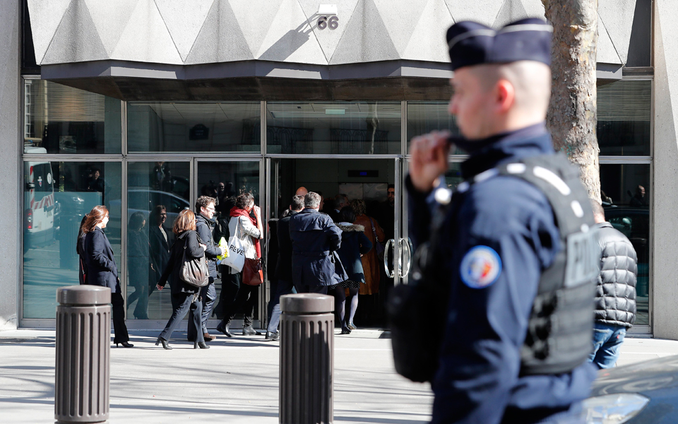 από-την-ελλάδα-με-όνομα-αποστολέα-βασ-2180425