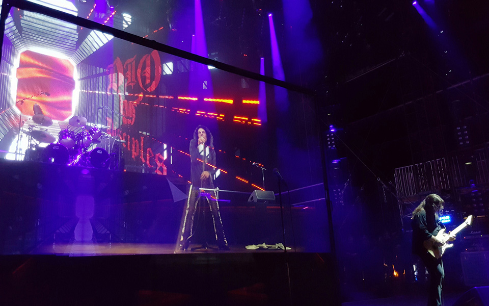 ζωντανοί-στη-σκηνή-σαν-ροκ-ολόγραμμα-2179129