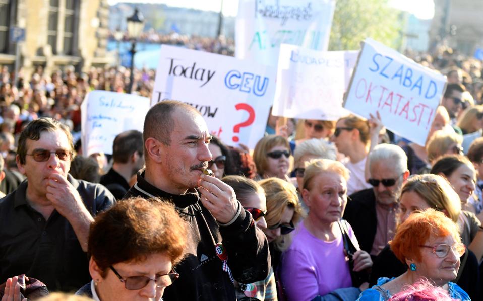 ουγγαρία-χιλιάδες-διαδηλωτές-στους-δ-2185592