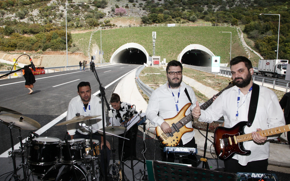 μόνον-επαίνους-τίποτε-άλλο-2184276