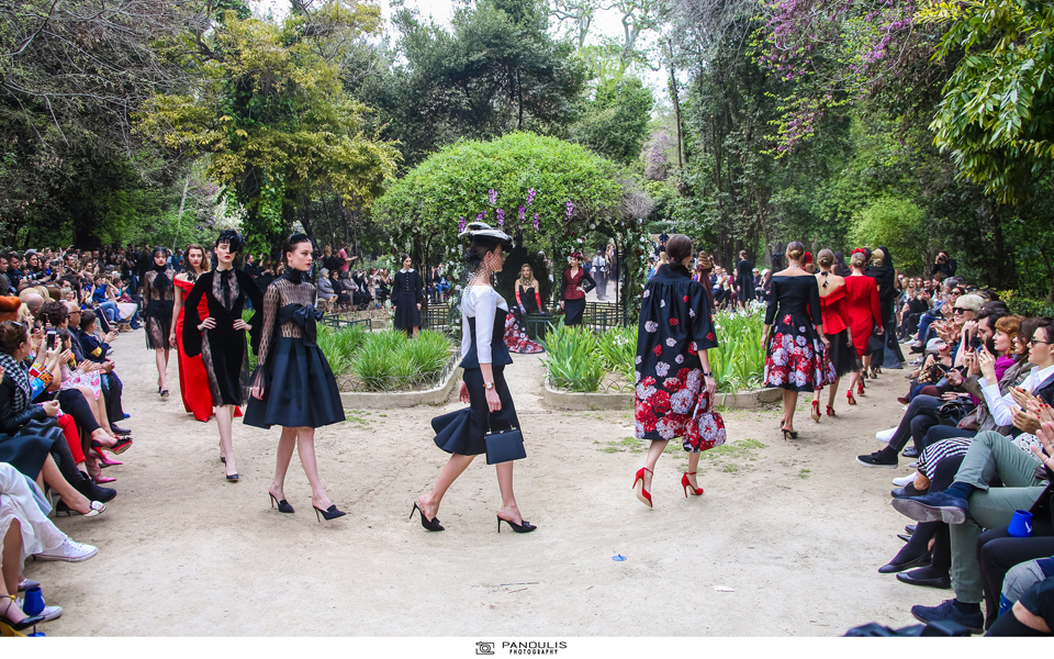 γυναίκες-στον-κήπο-συναίσθημα-σε-μαύρ-2184237