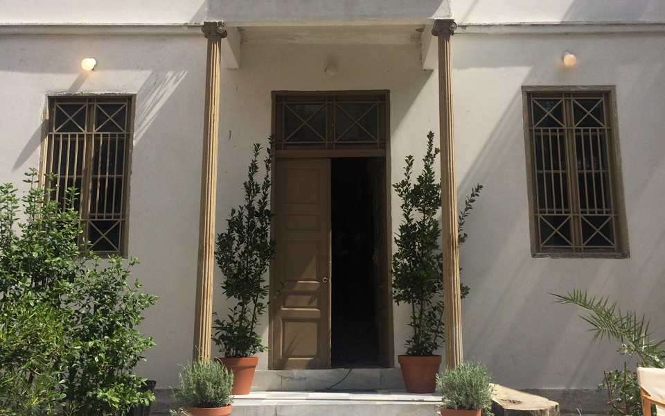 το-σπίτι-του-τσαρούχη-στο-μαρούσι-σαν-ζ-2185029