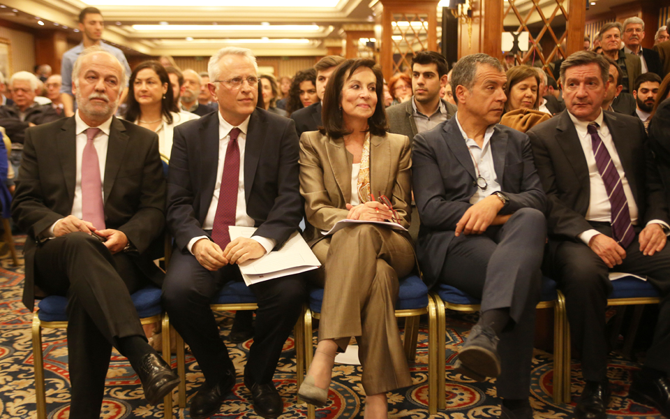 με-το-βλέμμα-στραμμένο-στα-γκάλοπ-τα-κό-2185788