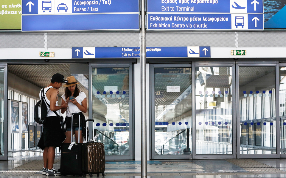 μείωση-τουριστικών-εσόδων-κατά-27-και-α-2186395