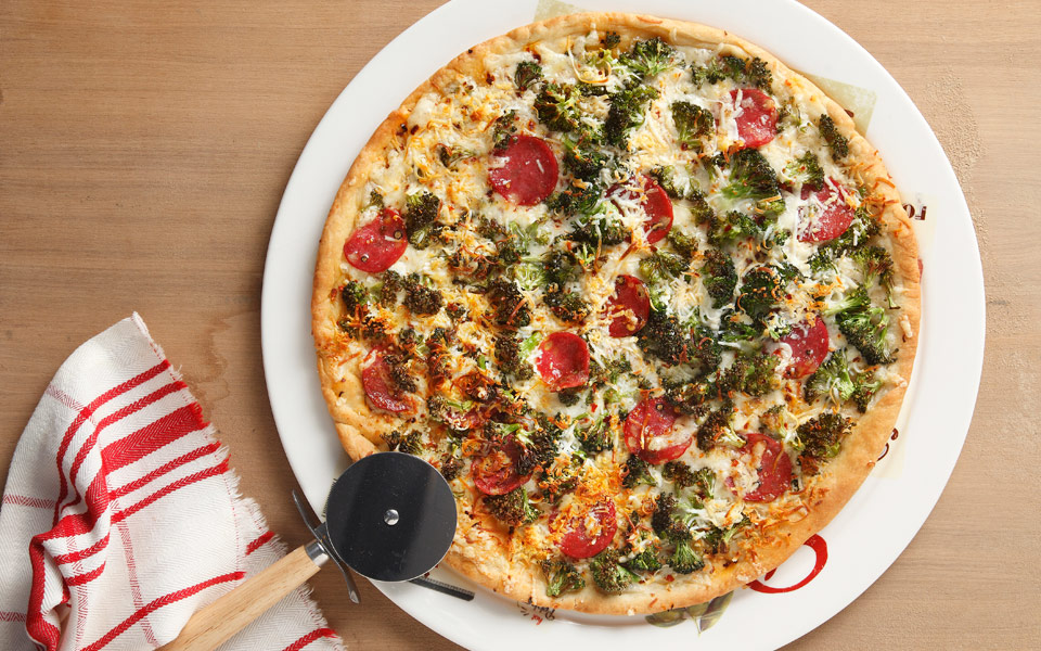 πίτσα-με-μπρόκολο-κασέρι-και-σαλάμι-λε-2185838