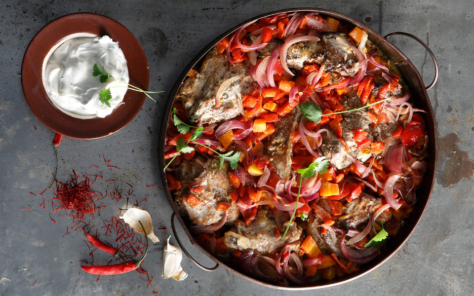 κατσικάκι-στη-γάστρα-με-κρεμμύδια-και-2183775