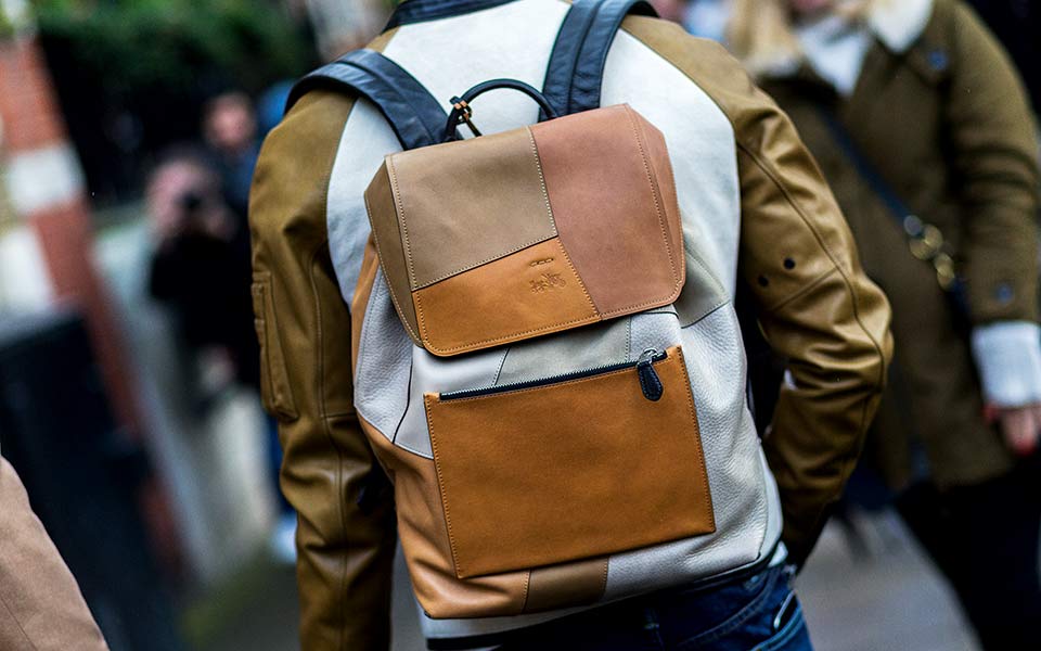 σακίδιο-επιστροφή-στις-πλάτες-2184280