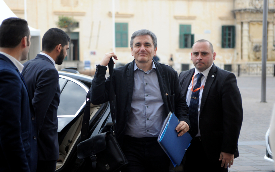 αυταπάτες-και-πραγματικότητα-για-τη-δ-2187404