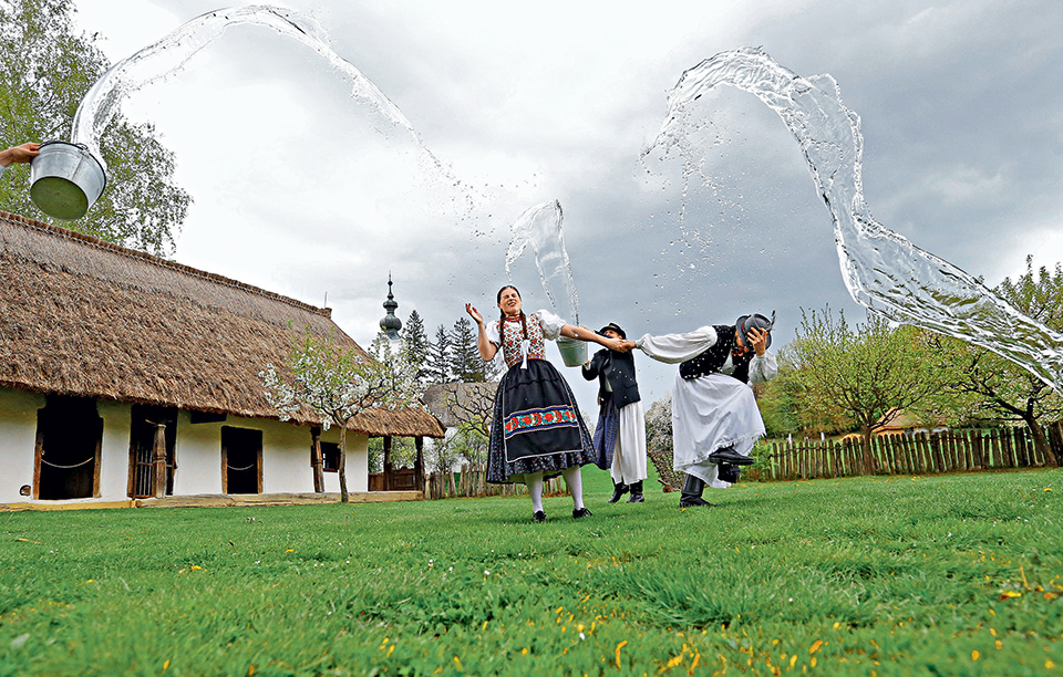 nερό-με-τον-κουβά-2186092