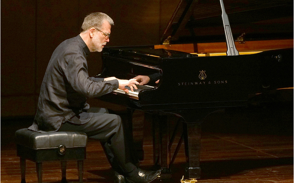 λιτές-και-αυστηρές-πιανιστικές-ερμην-2184042