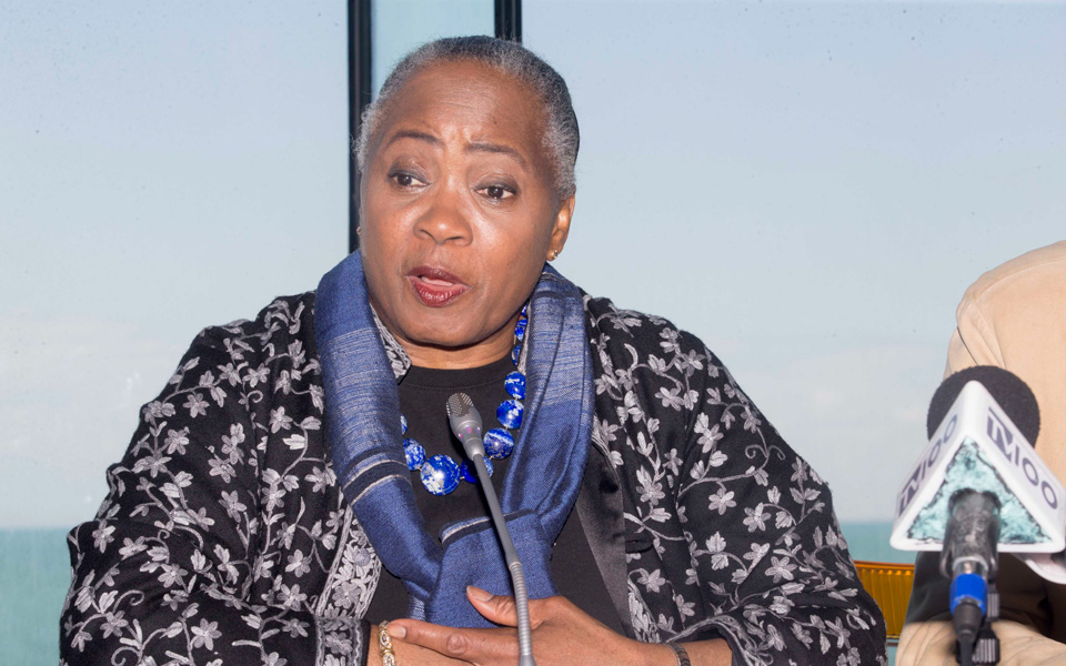 h-μπάρμπαρα-χέντρικς-τραγουδάει-στη-θε-2184175