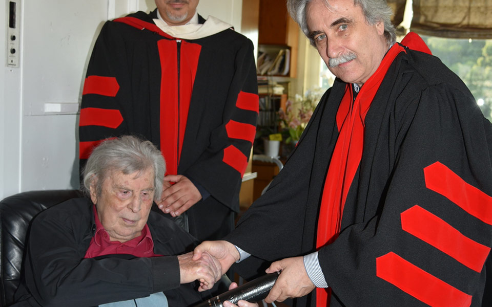 ο-μίκης-θεοδωράκης-επίτιμος-διδάκτορ-2190103