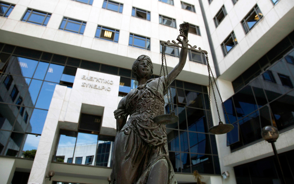 σφοδρές-αντιδράσεις-για-τους-συμβασι-2189571