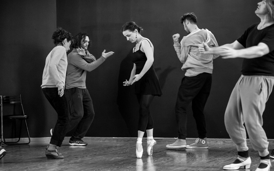 μια-βαρετή-ιστορία-ανθρωπιάς-υπό-εξα-2191027