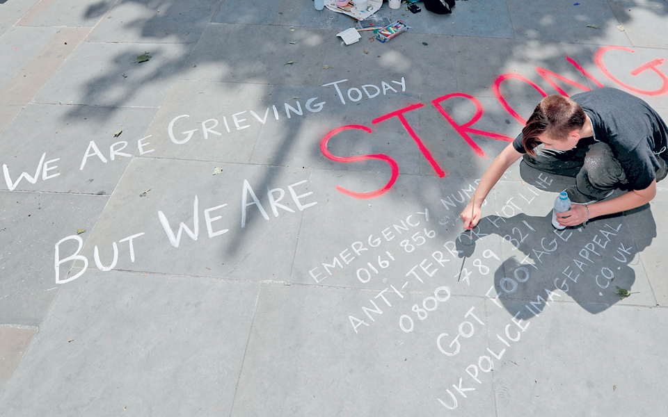 η-βρετανία-θρηνεί-η-ευρώπη-συσπειρώνε-2191432