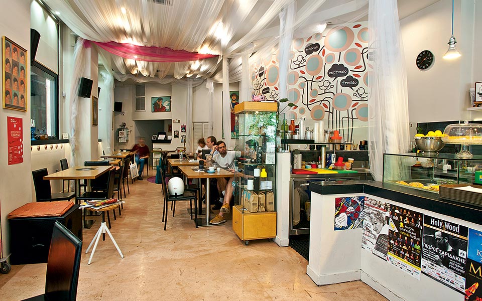 καφές-και-δεκατιανό-με-χαμόγελο-2190596