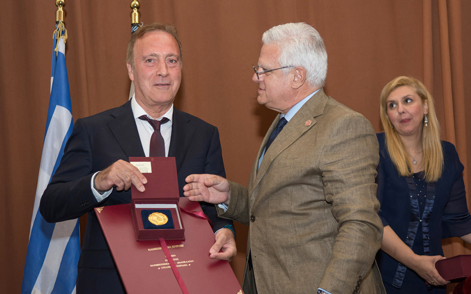 το-παν-κρήτης-βραβεύει-τον-καθηγητή-νί-2192572