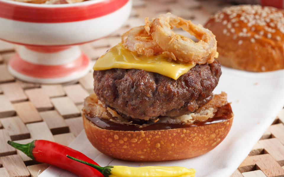 τσίλι-μπέργκερ-με-τηγανητά-δαχτυλίδ-2190102
