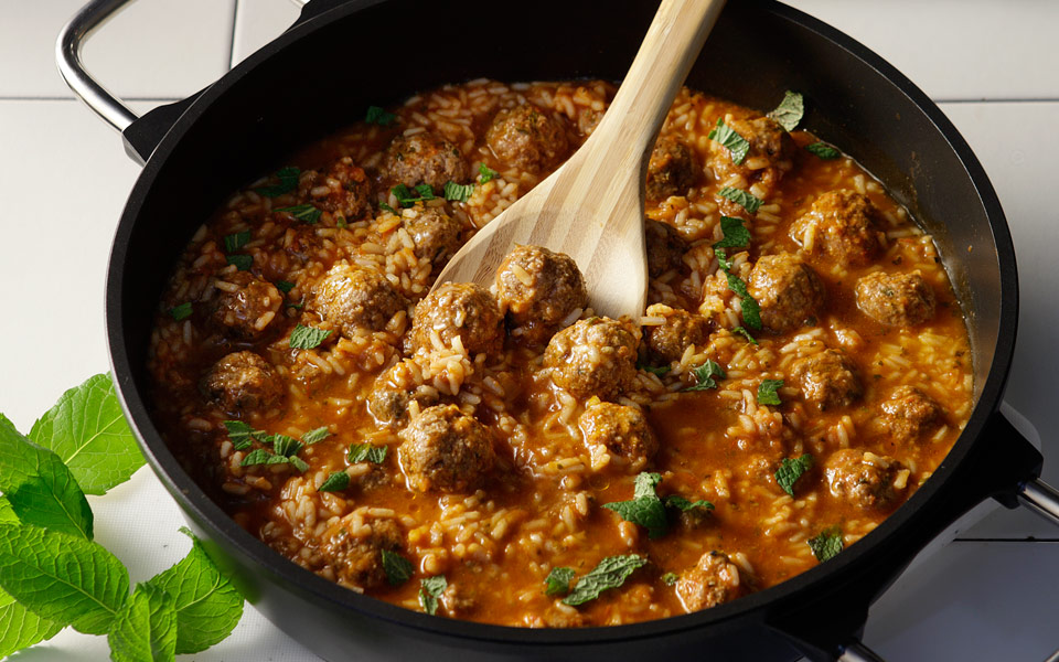 κεφτεδάκια-μαγειρευτά-με-μανέστρα-κα-2188097