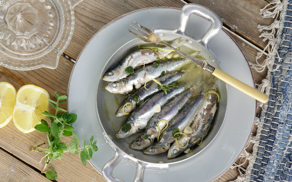 πανεύκολες-σαρδέλες-στο-τηγάνι-με-σκό-2188095