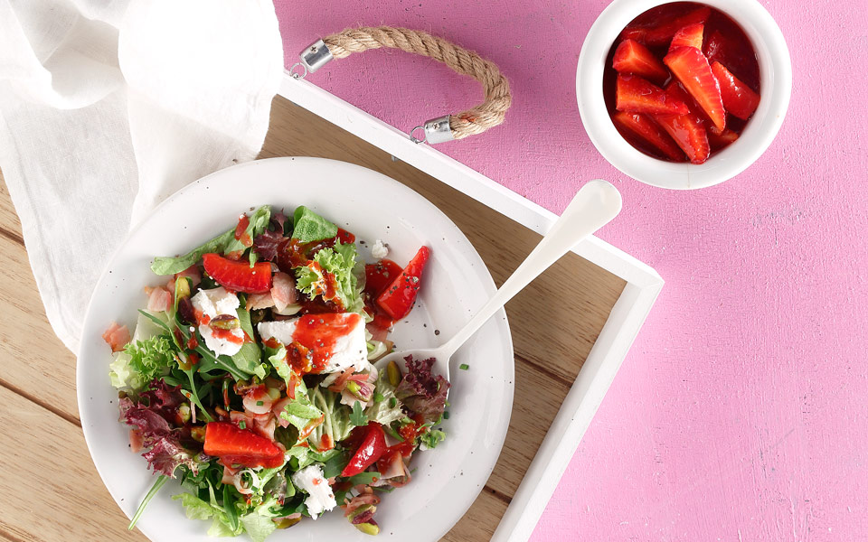 ανάμεικτα-σαλατικά-με-φράουλες-μυζήθ-2190257