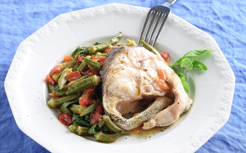 σφυρίδα-με-μπάμιες-φρέσκια-ντομάτα-θυ-2190266