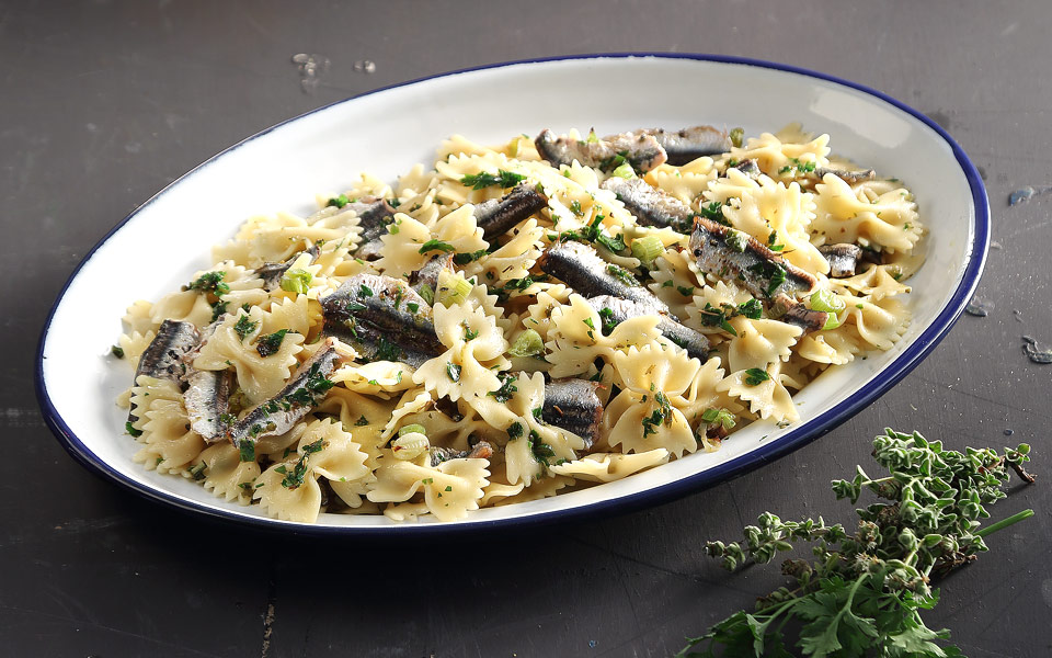 γαύρος-στην-κατσαρόλα-με-σκόρδο-ρίγαν-2189520