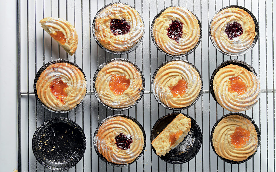 μεγάλα-αφράτα-μπισκότα-με-μαρμελάδα-2189121