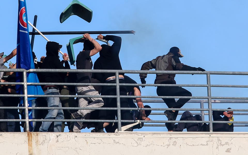 εμπαιναν-στο-γήπεδο-χωρίς-να-δείξουν-ε-2189040