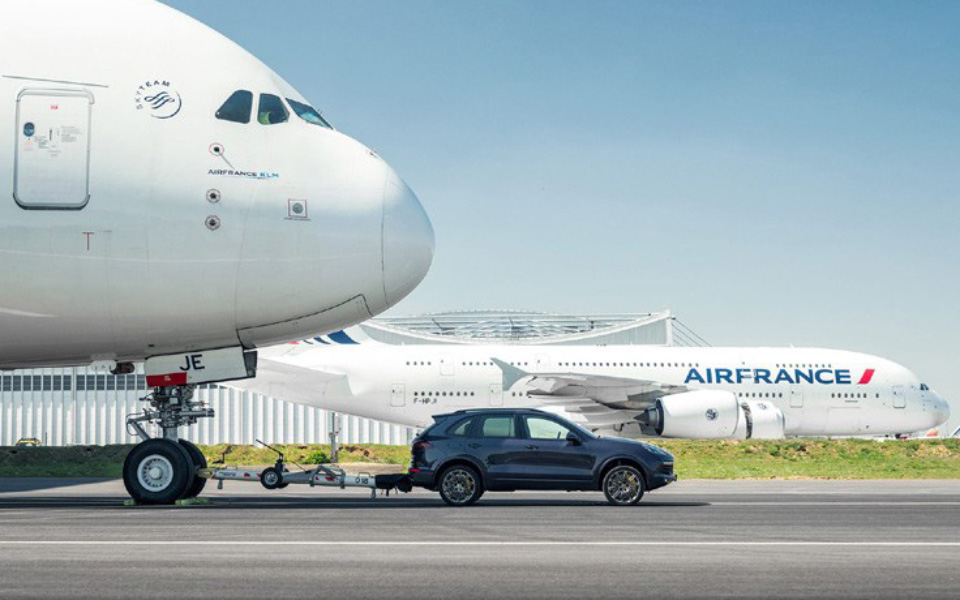 video-porsche-τραβάει-το-μεγαλύτερο-airbus-2188151