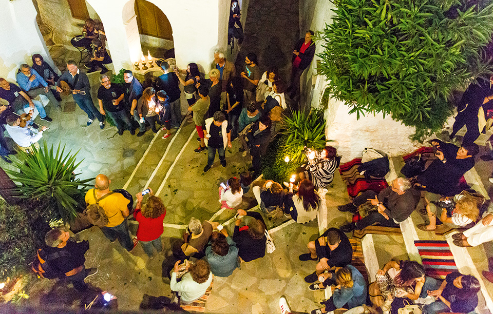 h-tήνος-κερνάει-2190856