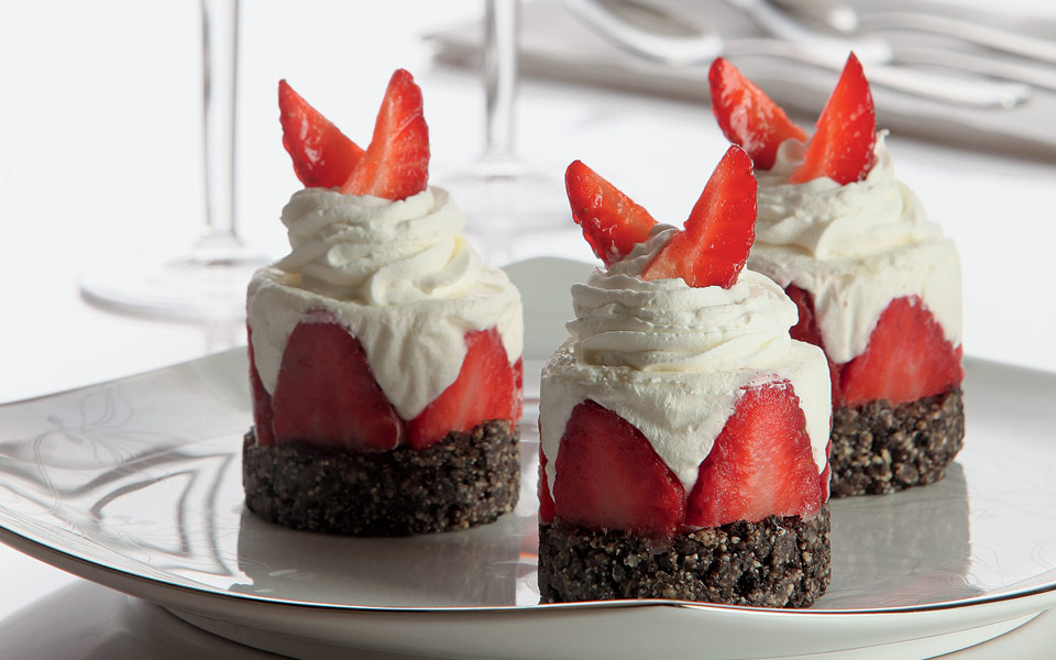 παστάκι-με-μους-γιαούρτι-και-φράουλες-2190366