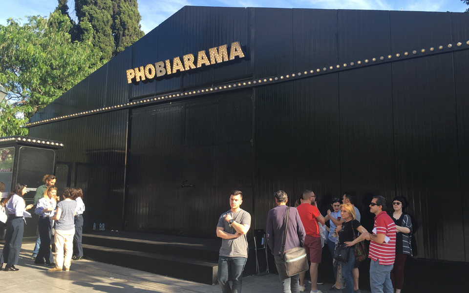 φοβισμένη-στην-πλατεία-συντάγματος-2189469