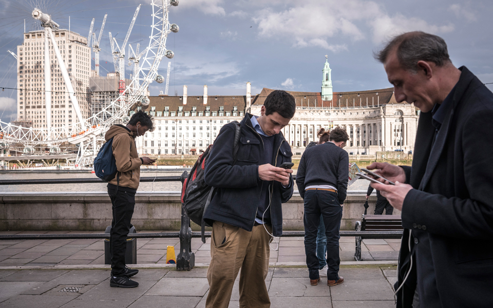 τα-κινητά-τηλέφωνα-βλάπτουν-την-αγάπη-2189459