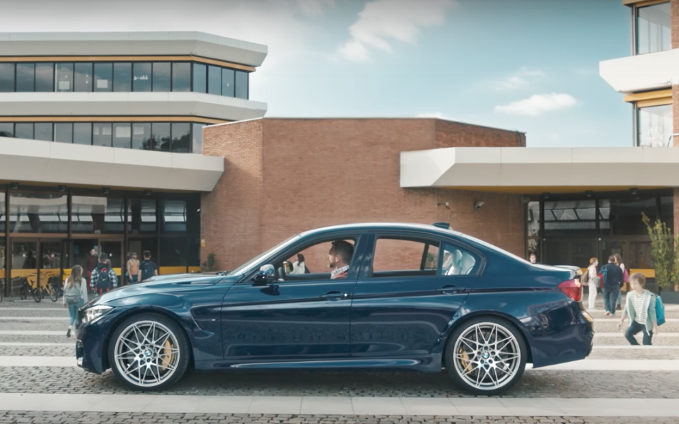 μπαμπάς-που-παραμένει-ανώριμος-με-μια-bm-2192835