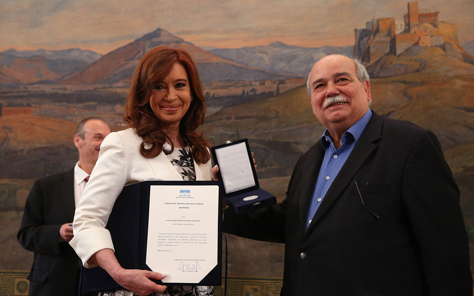 λίγο-βαρύς-έπεσε-ο-μακρόν-2189068