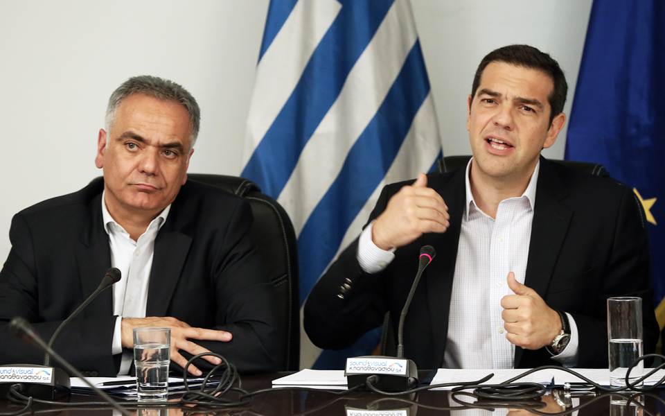 χαμηλώνει-τον-πήχυ-ο-τσίπρας-2193147