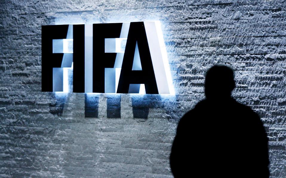 σφίγγουν-τα-λουριά-fifa-uefa-2194166