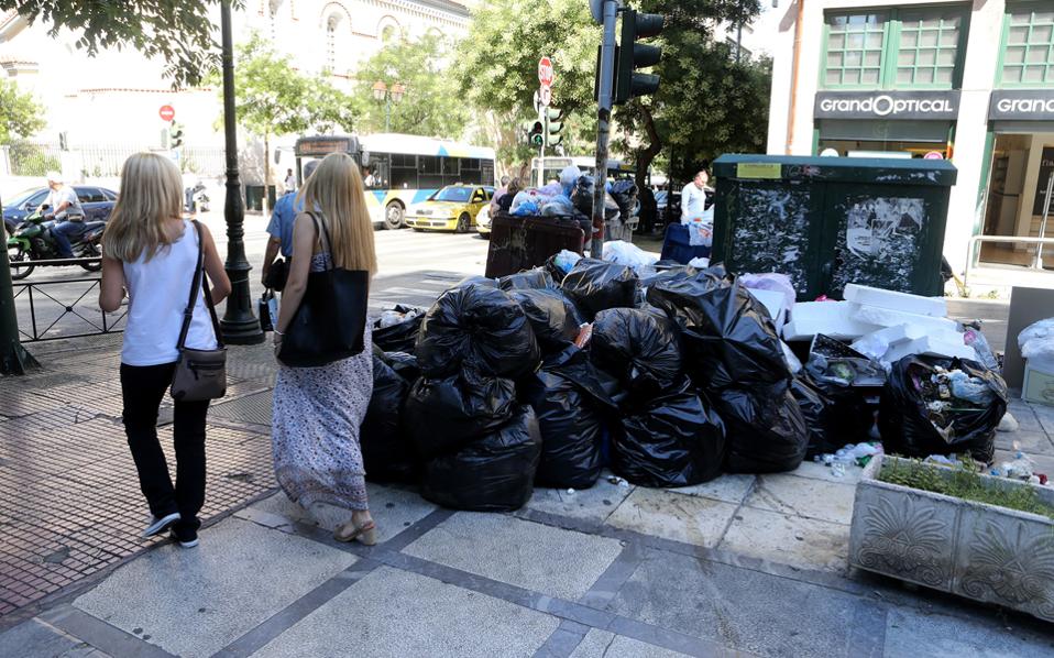 τα-βουνά-από-σκουπίδια-απειλούν-τον-2197323