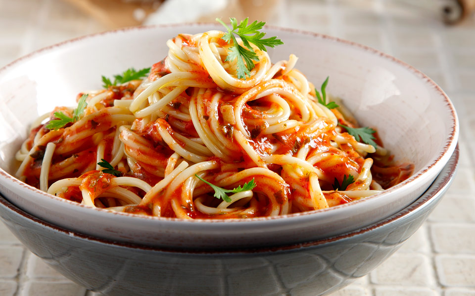 σκορδομακάρονα-με-ντομάτα-και-τζίντζ-2194634