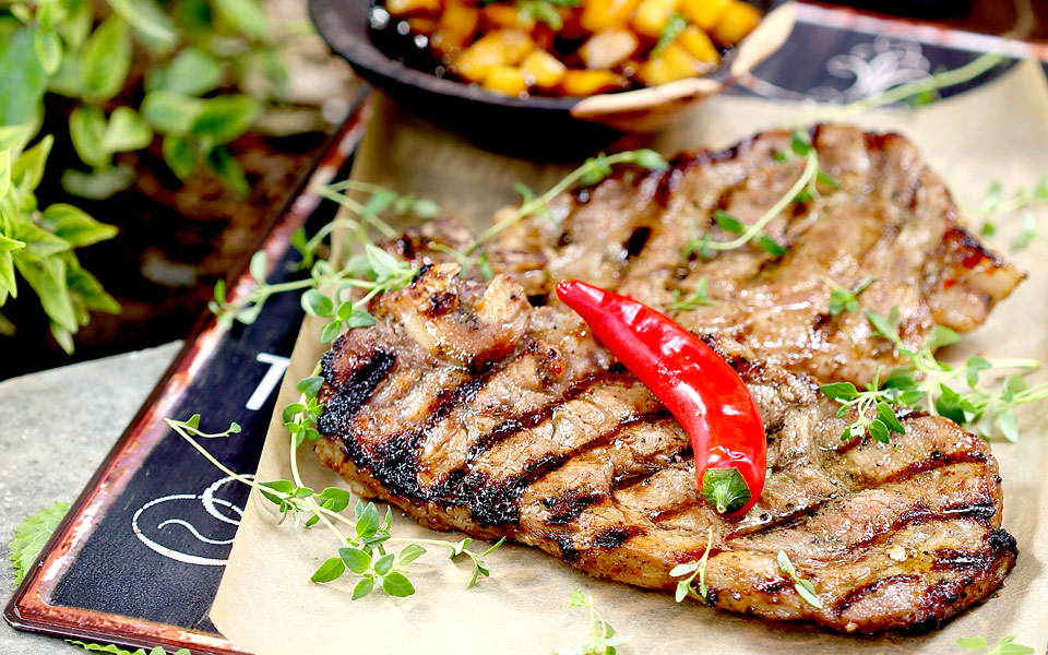 χοιρινές-μπριζόλες-με-τσίλι-από-την-τζ-2192976