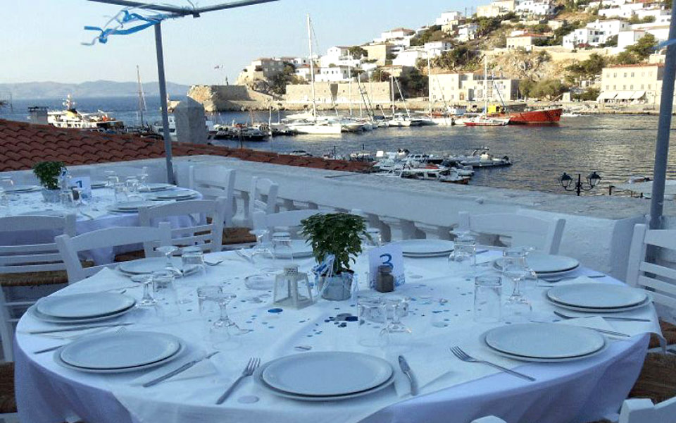 ψαροπούλα-ολόφρεσκα-ψάρια-στο-ωραιότ-2195818