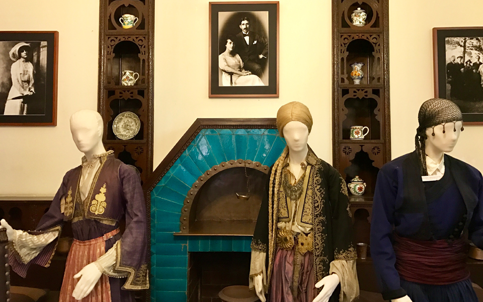 στην-πλάκα-ο-κόσμος-της-αγγελικής-χατζ-2195627