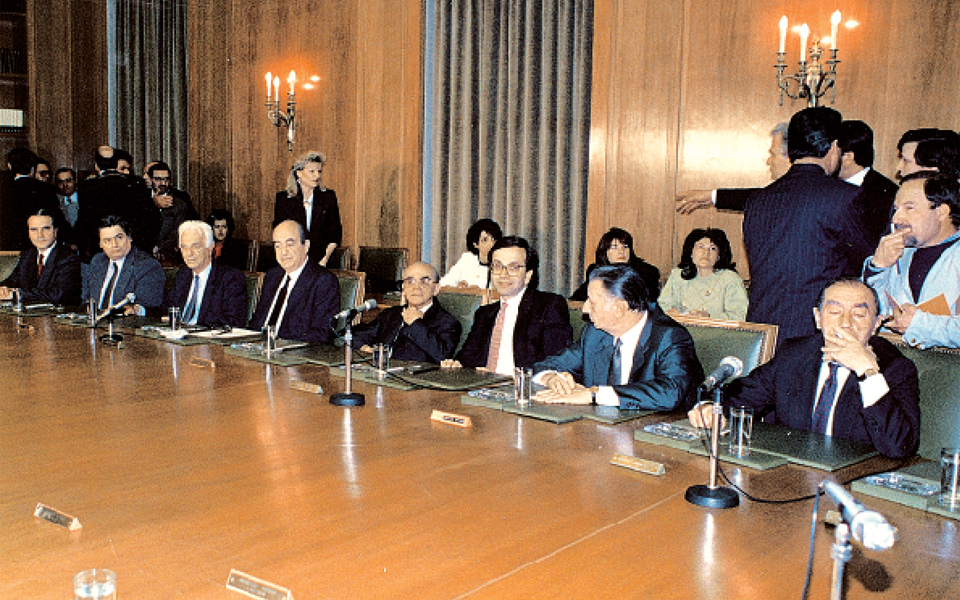 κωνσταντίνος-μητσοτάκης-συνομιλώντ-2193317