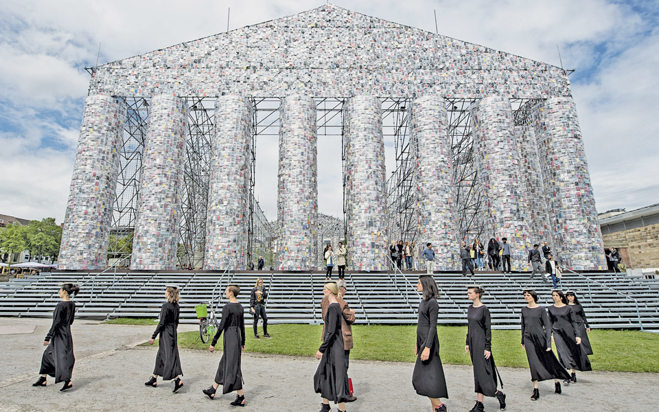 κίονες-απαγορευμένων-βιβλίων-2194364