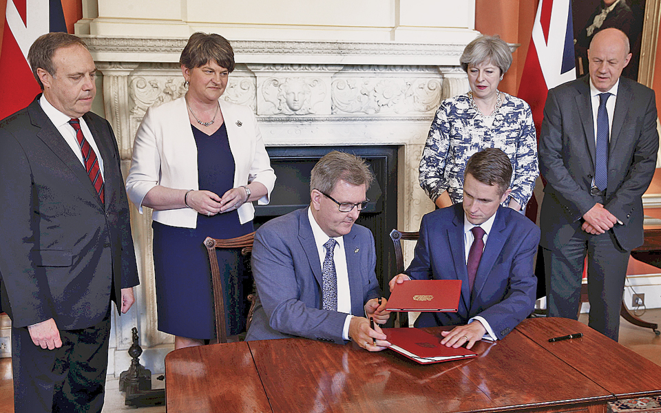 βρετανία-συμφωνία-της-μέι-με-το-dup-2197102