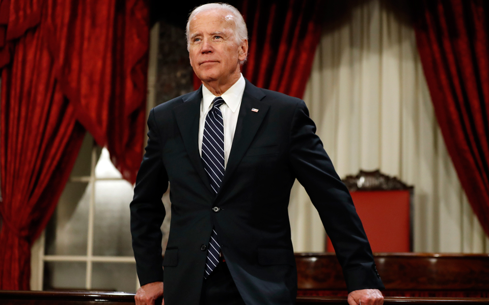 τζο-μπάιντεν-σε-απόσταση-αναπνοής-από-2193302